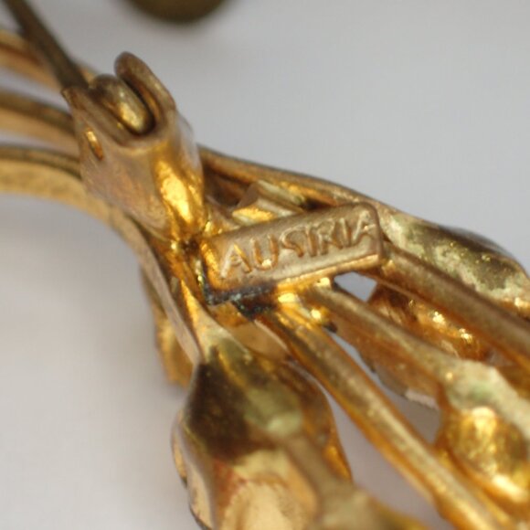 Vintage Austrian Brooch & Clip on Earring Set - Picture 13 of 14